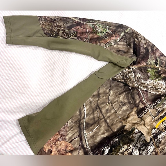 Mossy Oak Camoflauge half zip shirt with - Picture 3 of 10